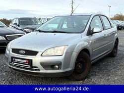 Cosmicsilber Gebraucht 2004 Ford Focus Ghia Limousine | 1.199 € (Guter Preis)