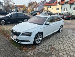 Weiß Gebraucht 2015 Skoda Superb Kombi | 11.500 € (Fairer Preis)