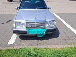 Grau Gebraucht 1992 Mercedes E260 Limousine | 7.500 €