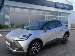 Shimmering silber metallic/dach schwarz Gebraucht 2024 Toyota C-HR Team SUV | 31.999 € (Fairer Preis)