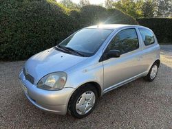 Silber Gebraucht 2002 Toyota Yaris Limousine | 3.400 € (Teuer)