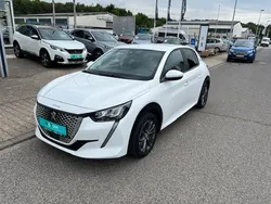 Weiß Gebraucht 2021 Peugeot e-208 Active Kleinwagen | 15.499 € (Fairer Preis)