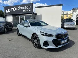 Brooklyn grau Gebraucht 2024 BMW i5 M Sport Limousine | 52.800 €