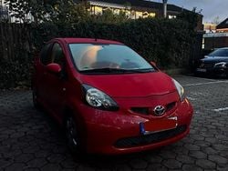 Rot Gebraucht 2007 Toyota Aygo Kleinwagen | 950 € (Superpreis)