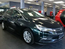 Grün Gebraucht 2019 Opel Astra Edition Limousine | 14.980 € (Etwas zu teuer)