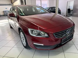 Rot Gebraucht 2015 Volvo V60 Momentum Kombi | 15.111 € (Fairer Preis)