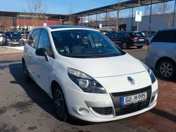 Weiß Gebraucht 2011 Renault Scénic III Bose Edition Van / Kleinbus | 6.000 € (Fairer Preis)