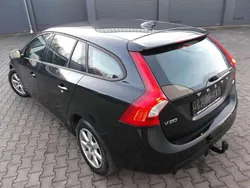 Schwarzmetallic. Gebraucht 2012 Volvo V60 Momentum Kombi | 4.400 € (Guter Preis)