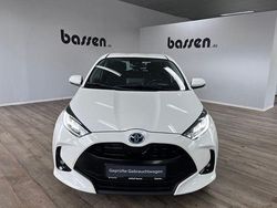 Schneeweiß Gebraucht 2021 Toyota Yaris Hybrid Basis Kleinwagen | 16.750 € (Fairer Preis)