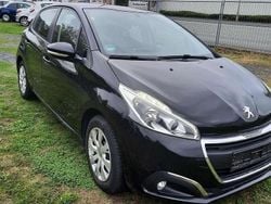 Schwarz Gebraucht 2016 Peugeot 208 Style Kleinwagen | 6.200 € (Fairer Preis)