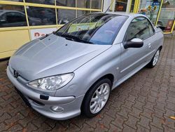 Silber Gebraucht 2003 Peugeot 206 CC Platinum Cabrio | 2.450 € (Teuer)
