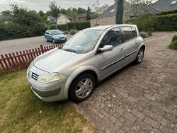 Silber Gebraucht 2004 Renault Mégane II Kleinwagen | 1.000 €