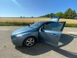 Blau Gebraucht 2014 Volvo V40 Momentum Kombi | 9.999 € (Fairer Preis)