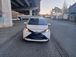Weiß Gebraucht 2016 Toyota Aygo Kleinwagen | 7.400 € (Fairer Preis)