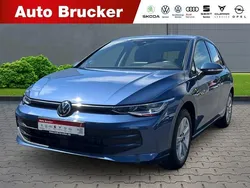 Blau Gebraucht 2024 VW Golf VIII Life Limousine | 21.440 € (Guter Preis)