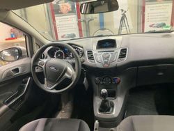 Grau Gebraucht 2015 Ford Fiesta Trend Limousine | 6.200 € (Fairer Preis)