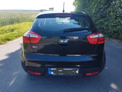 Schwarz Gebraucht 2013 Kia Rio Attract Limousine | 3.850 € (Fairer Preis)