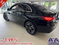 Kosmosschwarz metallic Gebraucht 2024 Mercedes A200 Advanced Plus Limousine | 34.590 €