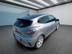 Grau Gebraucht 2023 Renault Clio V Kleinwagen | 20.299 € (Fairer Preis)