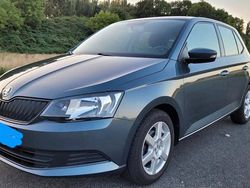 Grau Gebraucht 2015 Skoda Fabia Kleinwagen | 8.800 € (Fairer Preis)