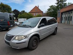 Silber Gebraucht 2005 Chrysler Voyager Van / Kleinbus | 3.500 € (Teuer)