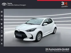 Weiß Gebraucht 2022 Toyota Yaris Comfort Limousine | 13.990 € (Fairer Preis)