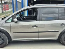 Grau Gebraucht 2011 VW Touran Cross Van / Kleinbus | 8.800 € (Fairer Preis)