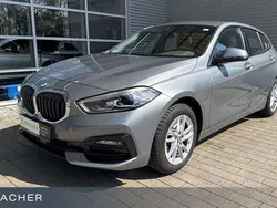 Grau Gebraucht 2023 BMW 118 Sport Line Kleinwagen | 25.990 € (Fairer Preis)