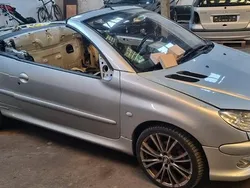 Silber Gebraucht 2004 Peugeot 206 CC Cabrio | 200 €