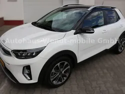 Schneeweiss/ dach schwarz Gebraucht 2023 Kia Stonic Spirit SUV | 20.890 € (Fairer Preis)