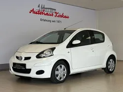 Weiß Gebraucht 2011 Toyota Aygo Cool Kleinwagen | 6.490 € (Teuer)