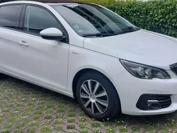 Weiß Gebraucht 2019 Peugeot 308 Style Kleinwagen | 10.990 € (Guter Preis)