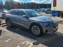 Grau Gebraucht 2019 Audi e-tron Comfort SUV | 32.000 € (Fairer Preis)