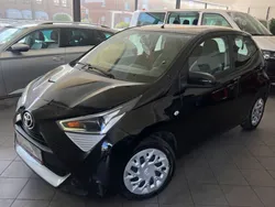 Schwarz Gebraucht 2018 Toyota Aygo X-play Kleinwagen | 8.490 € (Fairer Preis)