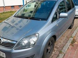 Grau Gebraucht 2011 Opel Zafira Van / Kleinbus | 3.050 € (Etwas zu teuer)