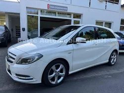 Weiß Gebraucht 2012 Mercedes B200 Van / Kleinbus | 7.980 € (Superpreis)