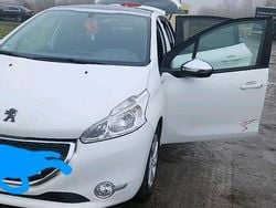Weiß Gebraucht 2015 Peugeot 208 Kleinwagen | 4.300 € (Superpreis)