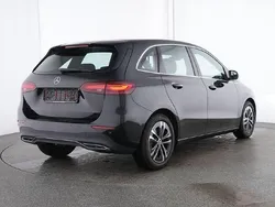 Metalliclack kosmosschwarz Gebraucht 2024 Mercedes B200 Van / Kleinbus | 34.400 € (Teuer)