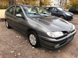 Grau Gebraucht 1996 Renault Mégane Limousine | 1.500 € (Fairer Preis)
