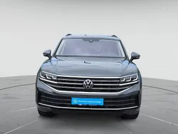 Siliziumgrau metallic Gebraucht 2024 VW Touareg Elegance SUV | 68.888 € (Fairer Preis)