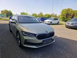 Ice teabeige metallic Gebraucht 2024 Skoda Superb Selection Kombi | 42.900 € (Teuer)