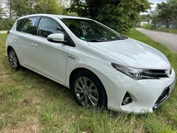 Weiß Gebraucht 2013 Toyota Auris Hybrid Limousine | 9.900 €