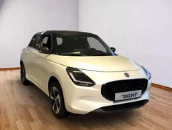 Pure white pearl/mineral grey Gebraucht 2025 Suzuki Swift Comfort+ Kleinwagen | 21.590 € (Teuer)