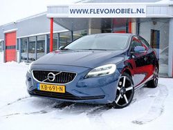 Blau Gebraucht 2016 Volvo V40 Momentum Limousine | 11.650 € (Teuer)