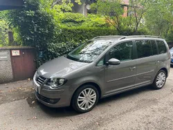 Grau Gebraucht 2009 VW Touran Freestyle Van / Kleinbus | 4.500 € (Fairer Preis)