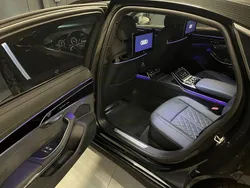 Grau metallic (vesuvgrau metallic) Gebraucht 2023 Audi A8L Ambiente Limousine | 79.870 €
