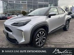 Silber (metallic) Gebraucht 2022 Toyota Yaris Hybrid Team SUV | 19.800 € (Guter Preis)