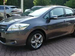 Grau (metallic) Gebraucht 2011 Toyota Auris Limousine | 7.990 € (Etwas zu teuer)