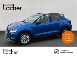 Ravennablau metallic/schwarz Gebraucht 2024 VW T-Roc Life SUV | 26.690 € (Guter Preis)
