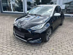 Black mica (209)/ white (058) Gebraucht 2021 Toyota Yaris Hybrid Basis Kleinwagen | 15.599 € (Fairer Preis)